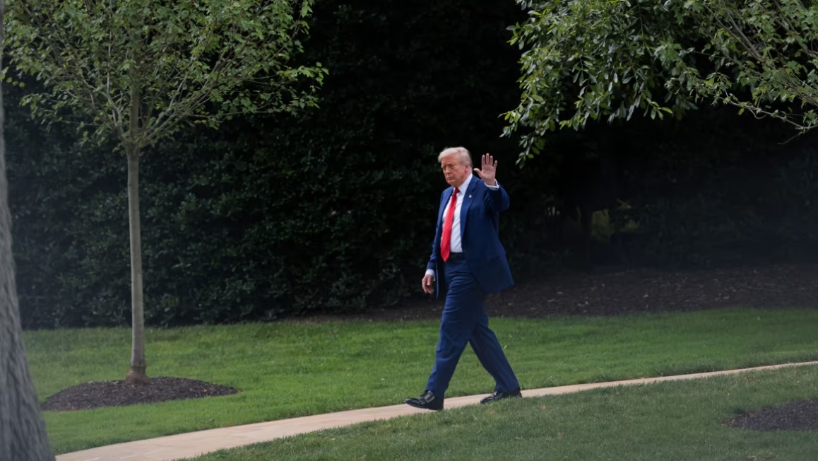 美国总统唐纳德·特朗普周五走出椭圆形办公室